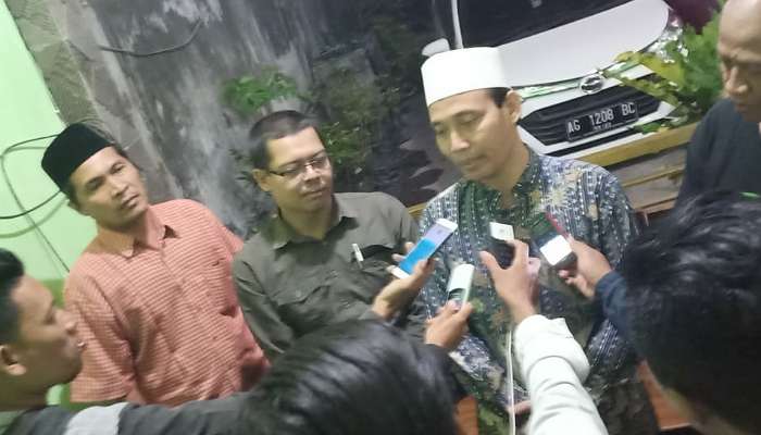 Kang Kaji Ridwan (berkiprah putih) bersama tim pendukungnya 