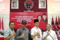 HM. Ridwan bersama tim saat fit and proper test di Kantor DPD PDIP Provinsi Jatim (foto : istimewa)