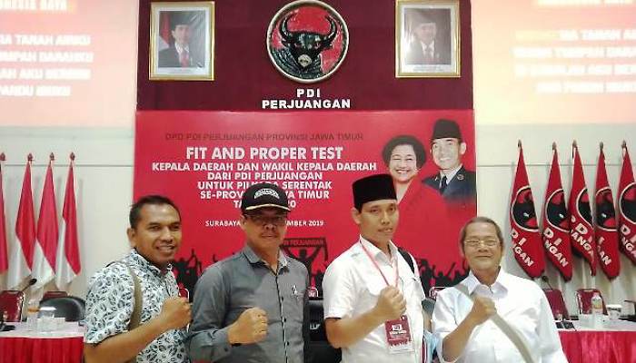 HM. Ridwan bersama tim saat fit and proper test di Kantor DPD PDIP Provinsi Jatim (foto : istimewa)