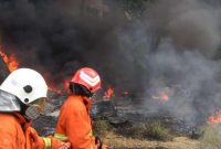 Petugas PPK Kota Batu Sedang Memadamkan Api Pabrik Wastra Indah Batu