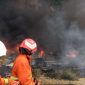 Petugas PPK Kota Batu Sedang Memadamkan Api Pabrik Wastra Indah Batu