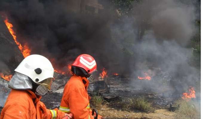 Petugas PPK Kota Batu Sedang Memadamkan Api Pabrik Wastra Indah Batu