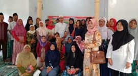 KHR : Jamaah mendaulatnya foto bersama usai pengajian Ahad Pagi