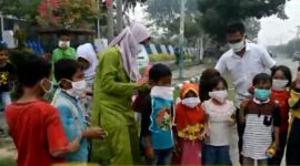 Wakil manager Umum Muhammad Syafii, saat membagikan masker kepada masyarakat yang melintas di bantu oleh staff manager umum