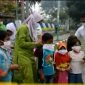 Wakil manager Umum Muhammad Syafii, saat membagikan masker kepada masyarakat yang melintas di bantu oleh staff manager umum