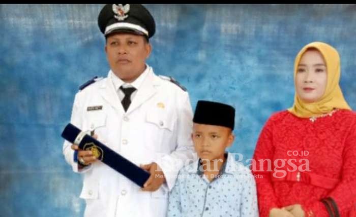 (Dari Kanan) Bakri Kades 
Desa Pataan yang baru bersama Keluarga Tercinta