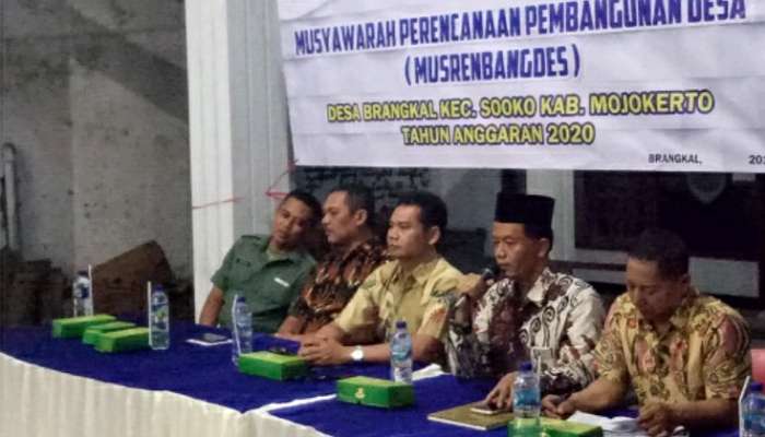 Plt. Kepala Desa Brangkal Drs. H. Abdul Muin, SH, didampingi Camat Sooko, Masluchman, S.Sos, MM, saat menyampaikan pemaparan dan program program pembangunan untuk dilaksnakan pembangunannya pada tahun 2020 mendatang, 