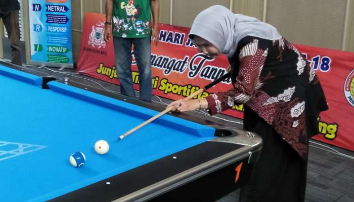 Foto : Walikota Batu Dewanti Rumpoko, Menandai Pembukaan Tournament Billiard Champion Ship 2019
