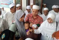 KHR : Berikan santunan anak yatim piatu disela-sela pengajian kelompok haji 