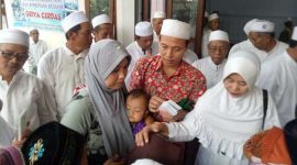KHR : Berikan santunan anak yatim piatu disela-sela pengajian kelompok haji 