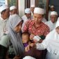 KHR : Berikan santunan anak yatim piatu disela-sela pengajian kelompok haji 