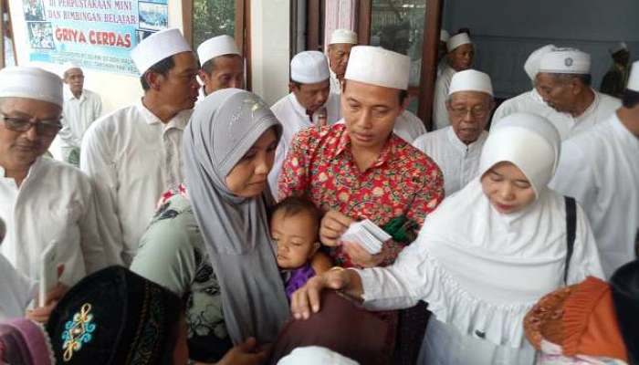 KHR : Berikan santunan anak yatim piatu disela-sela pengajian kelompok haji 