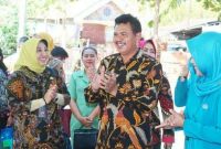 Wakil Bupati H. Pungkasiadi, SH, bersama Wakil Ketua Tim Pengerak PKK, Hj. Yayuk Ismawati saat menghadiri Penilaian Lomba Kampung KB di Desa Sumberkarang Dlanggu