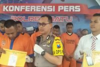 Tengah Kapolres Batu AKBP. Harviadhi Agung, Kanan Kasat Narkoba AKP. Yussi Purwanto