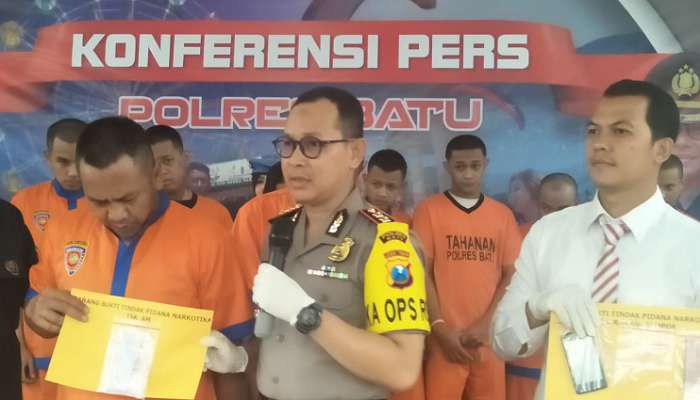 Tengah Kapolres Batu AKBP. Harviadhi Agung, Kanan Kasat Narkoba AKP. Yussi Purwanto