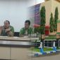 Keterangan gambar : (kiri) Tri Suswati (Susi) Kabag Pengembangan, Moch Jundi Agustoro Spb Wadir Pelayanan RSUD dan M Hayat Humas RSUD Bangil Pasuruan