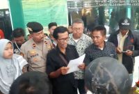 Pembacaan surat resmi pengunduran diri panitia saat dibacakan oleh Ketua BPD Desa Sebani Muksin didampingi perangkat lain (Dok Istimewa Ank/Ek)