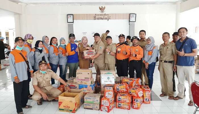 Foto:Sekdes Desa Ngantru Rahma Novia Rini dan Petugas Distana dan BPBD Kec Ngantang. (21/10/2019) (Dok Her)