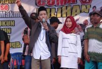 (kanan) Suyono Cakades Terpilih, (hijab merah) Istri setia yang sellu mendampingi.