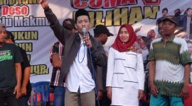 (kanan) Suyono Cakades Terpilih, (hijab merah) Istri setia yang sellu mendampingi.