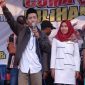 (kanan) Suyono Cakades Terpilih, (hijab merah) Istri setia yang sellu mendampingi.