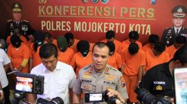 kapolres Mojokerto Kota,  AKBP. Bogiek Sugiyarto, SH,  SIK, MH,  didampingi Kasat Narkoba,  AKP. Redik Tribawanto,  S. Sos, SH, MH,  dan Kasubag Humas, Iptu Sukatmanto,  SH, saat mengelar Konferensi Pers kepada para Wartawan (30/10) ( DOK, Kar)