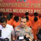 kapolres Mojokerto Kota,  AKBP. Bogiek Sugiyarto, SH,  SIK, MH,  didampingi Kasat Narkoba,  AKP. Redik Tribawanto,  S. Sos, SH, MH,  dan Kasubag Humas, Iptu Sukatmanto,  SH, saat mengelar Konferensi Pers kepada para Wartawan (30/10) ( DOK, Kar)