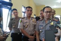 Tengah Kombespol drg.Triawan Masudi, kanan Kapolres Batu AKBP. Harviadhi Agung.Prathamn