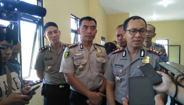 Tengah Kombespol drg.Triawan Masudi, kanan Kapolres Batu AKBP. Harviadhi Agung.Prathamn