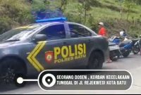 Petugas Polantas Polres Batu Sedabg Persiapan Evakuasi Mobil Yang terpwrisok di Parit Jl.Rajekwesi 