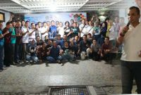 (Kiri) Kapolresta Mojokerto AKBP. bogiek Sugiarto, SH, SIK, MH, didampingi Kasubag Humas, Iptu. Sukatmanto, SH,  photo bersama para wartawan pada acara Cangkrukan dan Silaturami di rumah Dinas Kapolresta