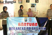 (Dok Foto) Kanit Regristrasi dan Identifikasi (Regident) Satlantas Polres Lamongan Iptu Dini Annisa Rahmat  saat Memberikan Bantuan