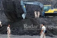 TRC Satpol PP Kabupaten Probolinggo mengecek pelaksanaan tambang di Desa Patalan, Kecamatan Wonomerto, Selasa (10/12)