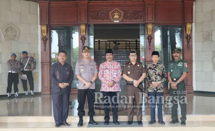 (Dua dari kanan) Kapolres Gresik AKBP Kusworo Wibowo, SH, SIK, MH di halaman pemkab Gresik 