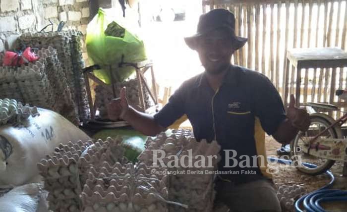 Nasiri Pengusaha Telor Bebek Di Kecamatan Kedundung. (Dok Her RadarBangsa Sampang)