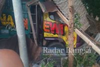 Kondisi satu buah Dum truck bernopol AB 88xx VT seruduk salah satu rumah warga di Dusun Gumbik Dawarblandong Mojokerto