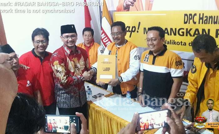 Raharto Teno Prasetyo diarak berangkat dari kantor DPC PDI Perjuangan di komplek pertokoan BCA . (Dok Ank/Ek RadarBangsa Pasuruan)