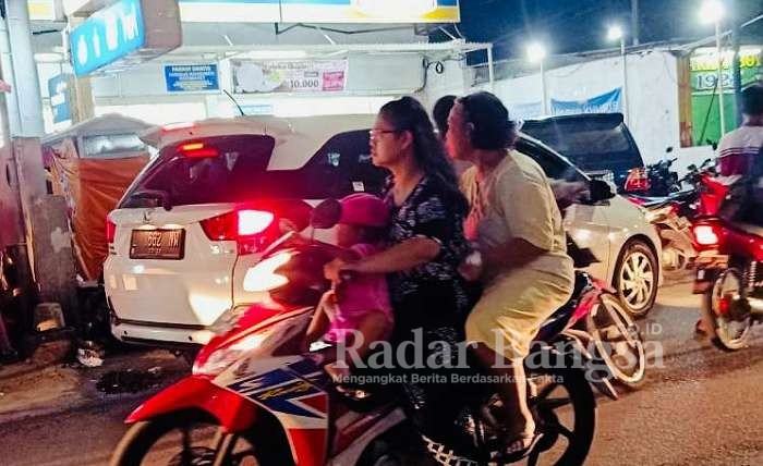 Situasi parkiran semerawut depan Indomaret