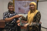 (kiri) Narasumber, Komisioner KPU Kota Surabaya, Naafilah Astri Swarist 