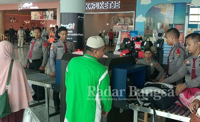 Petugas Polda Lampung saat pengecekan 