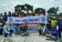 Pekerja Program PKT di Dusun Jeruk Desa Ngangkrik Kecamatan Ngimbang Kab Lamongan