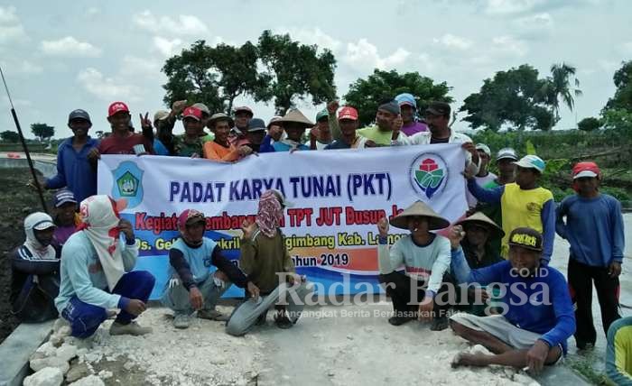 Pekerja Program PKT di Dusun Jeruk Desa Ngangkrik Kecamatan Ngimbang Kab Lamongan