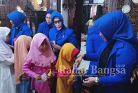 Pengurus DPC Tiara Kusuma Sampang sedang membagi santunan