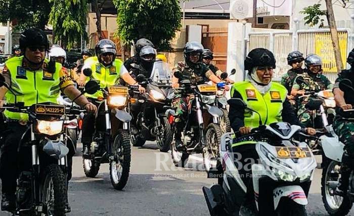 (kiri) Gubernur Jawa Timur Khofifah Indar Parawansa bersama Kapolda Jatim Irjen Pol Luki Hermawan, dan Pangdam V Brawijaya Mayjend TNI Wisnoe Prasetja Boedi, melakukan peninjauan ke Gereja Katolik Gembala Yang Baik, di Jalan Jemur Andayani X, Surabaya, Senin. (23/12/2019)