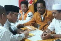 (kanan) Ismail Nachu mengambil berkas atau formulir pendaftaran penjaringan ke kantor DPC Hanura Kota Pasuruan pada Rabu (25/12) 