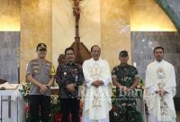 (kanan) Kapolres Gresik AKBP Kusworo Wibowo, saat meninjau Gereja Santa Maria , Selasa (24/12/2019).