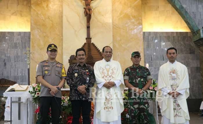 (kanan) Kapolres Gresik AKBP Kusworo Wibowo, saat meninjau Gereja Santa Maria , Selasa (24/12/2019).