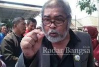 Arist Merdeka Sirait Ketua Umum KOMNAS Perlindungan Anak saat memberikan keterangan Pers