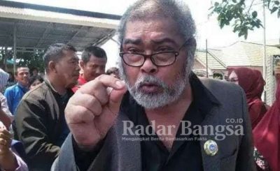 Arist Merdeka Sirait Ketua Umum KOMNAS Perlindungan Anak saat memberikan keterangan Pers