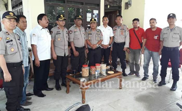 Wakapolres Sinjai Kompol Sarifuddin, S.Sos juga mengecek anggota yang melaksanakan pengamanan di Pos Pelayanan Pasar Sentaral dan Pos Pengamanan Cappa Ujung.